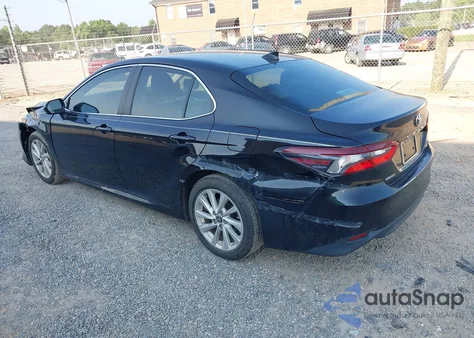 2021 Toyota Camry Le z USA, uszkodzony, nr VIN 4T1C11AK8MU582309